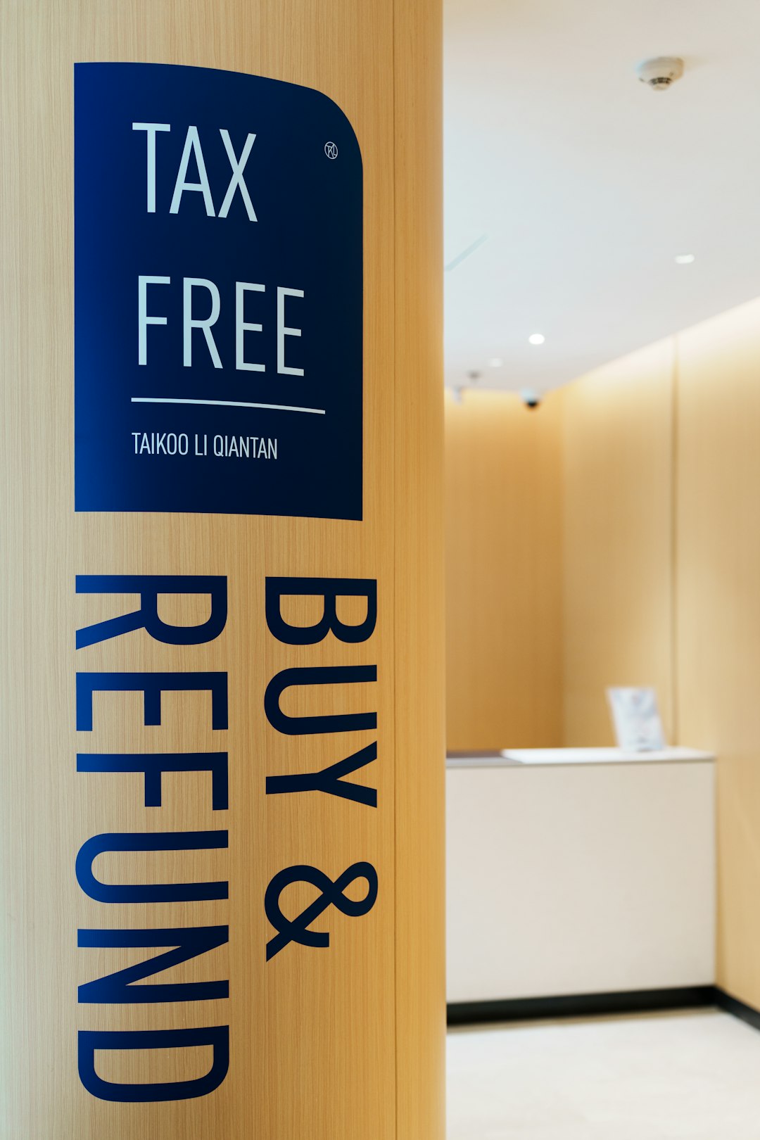services-bg tax-free-buy-refund-sign-on-wooden-pillar-i9rtszwcugu